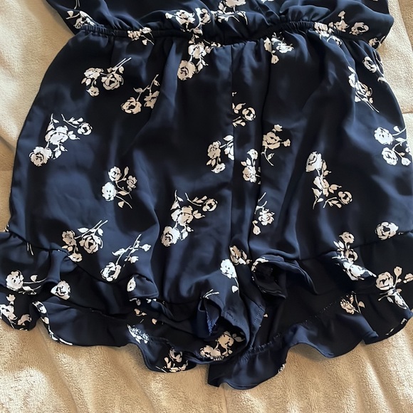 Navy floral romper - Picture 3 of 3